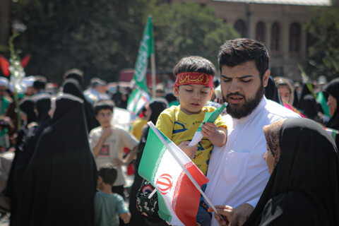 تصاویر/شادپیمایی بخشی از طلاب و روحانیون همدانی از حوزه علمیه آیت الله آخوند تا میدان امام خمینی همدان