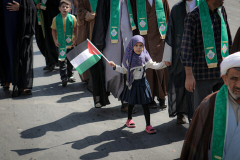 تصاویر/شادپیمایی بخشی از طلاب و روحانیون همدانی از حوزه علمیه آیت الله آخوند تا میدان امام خمینی همدان