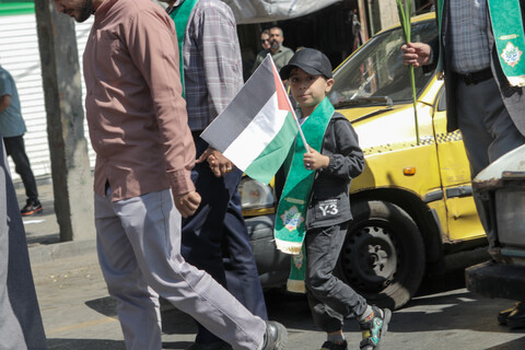تصاویر/شادپیمایی بخشی از طلاب و روحانیون همدانی از حوزه علمیه آیت الله آخوند تا میدان امام خمینی همدان