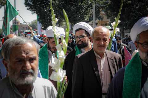 تصاویر/شادپیمایی بخشی از طلاب و روحانیون همدانی از حوزه علمیه آیت الله آخوند تا میدان امام خمینی همدان