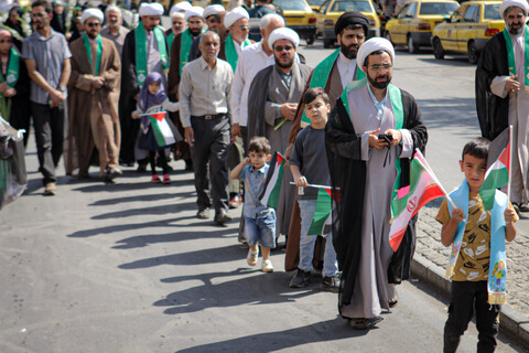 تصاویر/شادپیمایی بخشی از طلاب و روحانیون همدانی از حوزه علمیه آیت الله آخوند تا میدان امام خمینی همدان