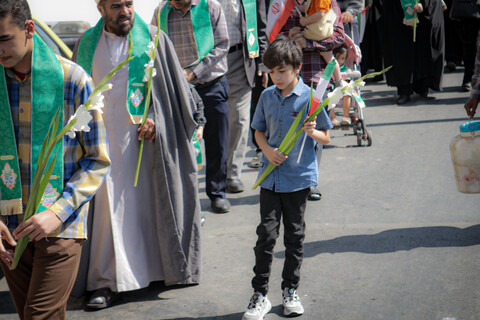 تصاویر/شادپیمایی بخشی از طلاب و روحانیون همدانی از حوزه علمیه آیت الله آخوند تا میدان امام خمینی همدان