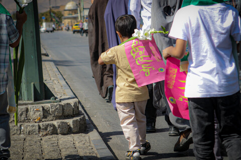 تصاویر/شادپیمایی بخشی از طلاب و روحانیون همدانی از حوزه علمیه آیت الله آخوند تا میدان امام خمینی همدان