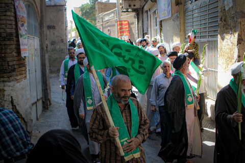 تصاویر/شادپیمایی بخشی از طلاب و روحانیون همدانی از حوزه علمیه آیت الله آخوند تا میدان امام خمینی همدان