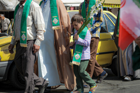 تصاویر/شادپیمایی بخشی از طلاب و روحانیون همدانی از حوزه علمیه آیت الله آخوند تا میدان امام خمینی همدان