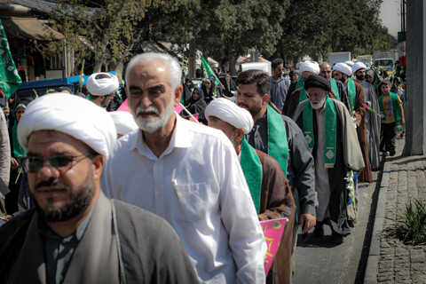 تصاویر/شادپیمایی بخشی از طلاب و روحانیون همدانی از حوزه علمیه آیت الله آخوند تا میدان امام خمینی همدان