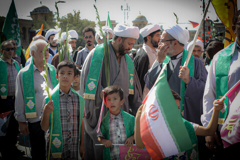 تصاویر/شادپیمایی بخشی از طلاب و روحانیون همدانی از حوزه علمیه آیت الله آخوند تا میدان امام خمینی همدان