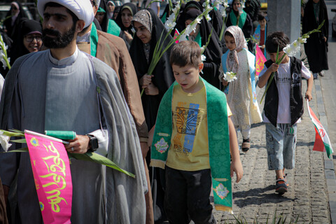 تصاویر/شادپیمایی بخشی از طلاب و روحانیون همدانی از حوزه علمیه آیت الله آخوند تا میدان امام خمینی همدان
