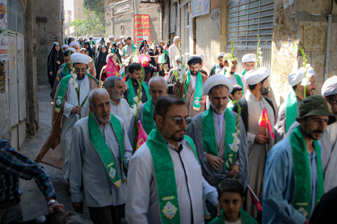 تصاویر/شادپیمایی بخشی از طلاب و روحانیون همدانی از حوزه علمیه آیت الله آخوند تا میدان امام خمینی همدان