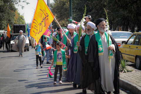 تصاویر/شادپیمایی بخشی از طلاب و روحانیون همدانی از حوزه علمیه آیت الله آخوند تا میدان امام خمینی همدان