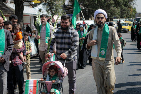 تصاویر/شادپیمایی بخشی از طلاب و روحانیون همدانی از حوزه علمیه آیت الله آخوند تا میدان امام خمینی همدان