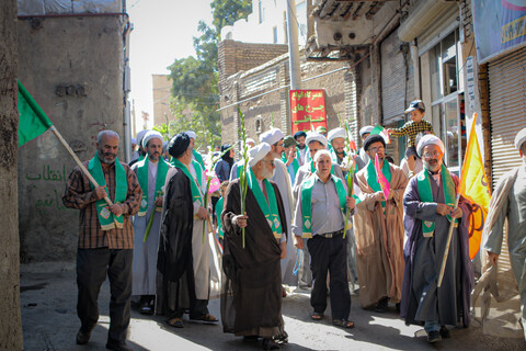 تصاویر/شادپیمایی بخشی از طلاب و روحانیون همدانی از حوزه علمیه آیت الله آخوند تا میدان امام خمینی همدان