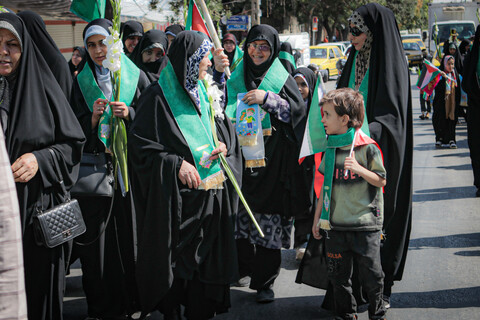 تصاویر/شادپیمایی بخشی از طلاب و روحانیون همدانی از حوزه علمیه آیت الله آخوند تا میدان امام خمینی همدان