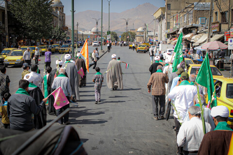 تصاویر/شادپیمایی بخشی از طلاب و روحانیون همدانی از حوزه علمیه آیت الله آخوند تا میدان امام خمینی همدان