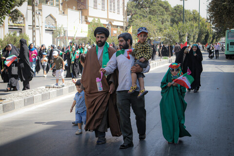 تصاویر/شادپیمایی بخشی از طلاب و روحانیون همدانی از حوزه علمیه آیت الله آخوند تا میدان امام خمینی همدان