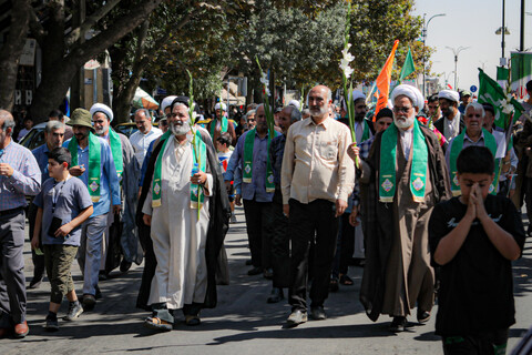 تصاویر/شادپیمایی بخشی از طلاب و روحانیون همدانی از حوزه علمیه آیت الله آخوند تا میدان امام خمینی همدان