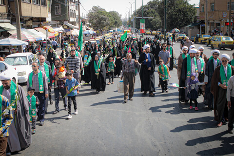 تصاویر/شادپیمایی بخشی از طلاب و روحانیون همدانی از حوزه علمیه آیت الله آخوند تا میدان امام خمینی همدان