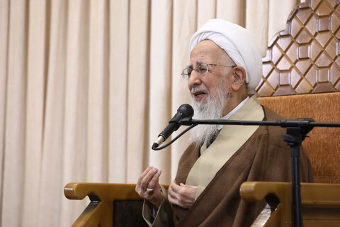 تصاویر/ مراسم عمامه گذاری جمعی از طلاب توسط آیت الله العظمی جوادی آملی در سالروز 17 ربیع الاول