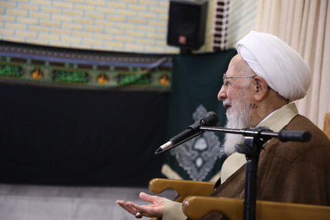 تصاویر/ مراسم عمامه گذاری جمعی از طلاب توسط آیت الله العظمی جوادی آملی در سالروز 17 ربیع الاول