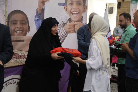 تصاویر / توزیع 4هزار بسته کیف و لوازم تحریر بین دانش‌آموزان نیازمند همدانی