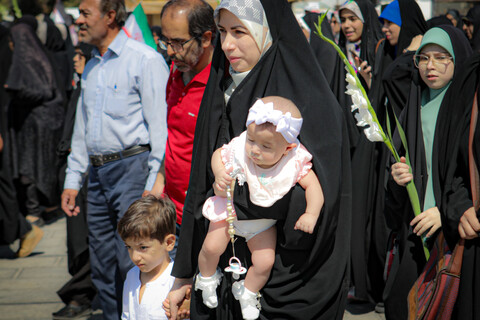 تصاویر/شادپیمایی مردم همدان از میدان امام خمینی همدان به سمت میدان امامزاده عبدالله