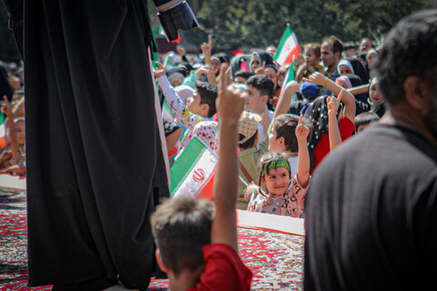 تصاویر/شادپیمایی مردم همدان از میدان امام خمینی همدان به سمت میدان امامزاده عبدالله