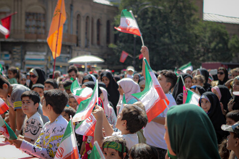 تصاویر/شادپیمایی مردم همدان از میدان امام خمینی همدان به سمت میدان امامزاده عبدالله