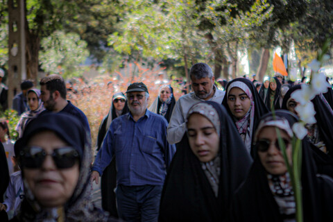 تصاویر/شادپیمایی مردم همدان از میدان امام خمینی همدان به سمت میدان امامزاده عبدالله