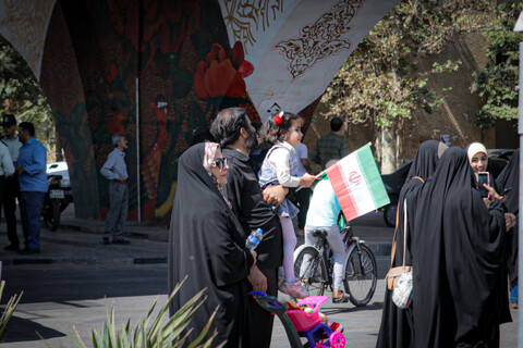 تصاویر/شادپیمایی مردم همدان از میدان امام خمینی همدان به سمت میدان امامزاده عبدالله