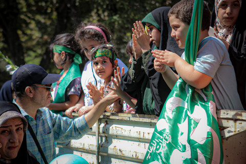 تصاویر/شادپیمایی مردم همدان از میدان امام خمینی همدان به سمت میدان امامزاده عبدالله