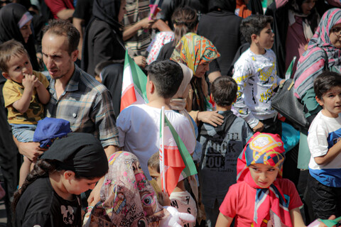 تصاویر/شادپیمایی مردم همدان از میدان امام خمینی همدان به سمت میدان امامزاده عبدالله