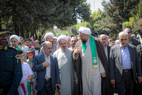 تصاویر/شادپیمایی مردم همدان از میدان امام خمینی همدان به سمت میدان امامزاده عبدالله