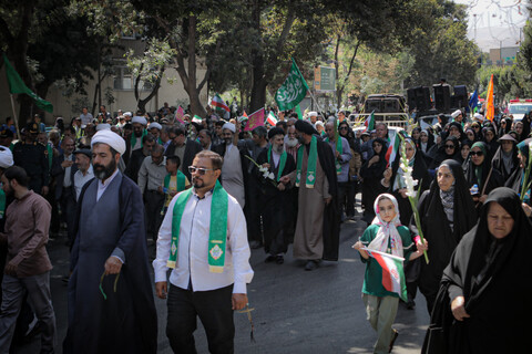تصاویر/شادپیمایی مردم همدان از میدان امام خمینی همدان به سمت میدان امامزاده عبدالله