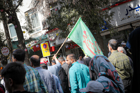 تصاویر/شادپیمایی مردم همدان از میدان امام خمینی همدان به سمت میدان امامزاده عبدالله