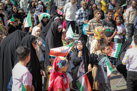 تصاویر/شادپیمایی مردم همدان از میدان امام خمینی همدان به سمت میدان امامزاده عبدالله