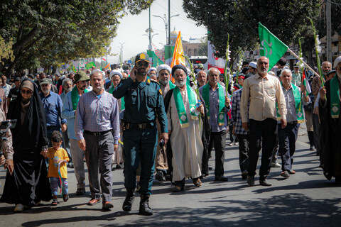 تصاویر/شادپیمایی مردم همدان از میدان امام خمینی همدان به سمت میدان امامزاده عبدالله