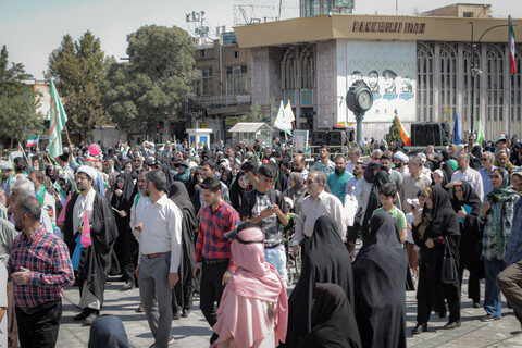 تصاویر/شادپیمایی مردم همدان از میدان امام خمینی همدان به سمت میدان امامزاده عبدالله