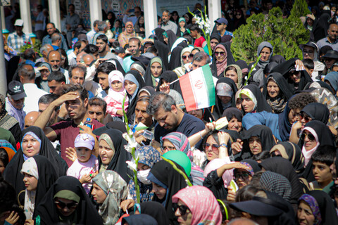تصاویر/شادپیمایی مردم همدان از میدان امام خمینی همدان به سمت میدان امامزاده عبدالله