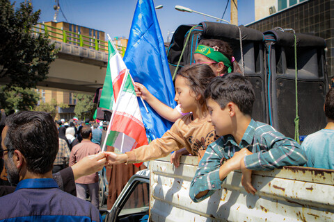 تصاویر/شادپیمایی مردم همدان از میدان امام خمینی همدان به سمت میدان امامزاده عبدالله