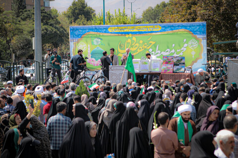 تصاویر/شادپیمایی مردم همدان از میدان امام خمینی همدان به سمت میدان امامزاده عبدالله