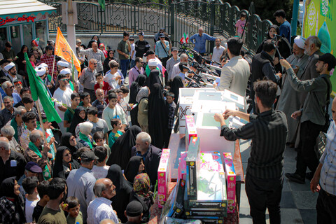 تصاویر/شادپیمایی مردم همدان از میدان امام خمینی همدان به سمت میدان امامزاده عبدالله