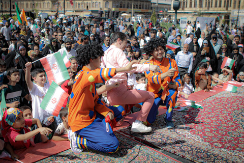 تصاویر/شادپیمایی مردم همدان از میدان امام خمینی همدان به سمت میدان امامزاده عبدالله