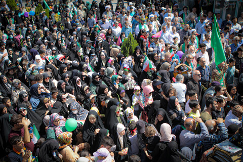 تصاویر/شادپیمایی مردم همدان از میدان امام خمینی همدان به سمت میدان امامزاده عبدالله