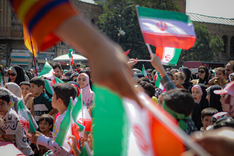 تصاویر/شادپیمایی مردم همدان از میدان امام خمینی همدان به سمت میدان امامزاده عبدالله