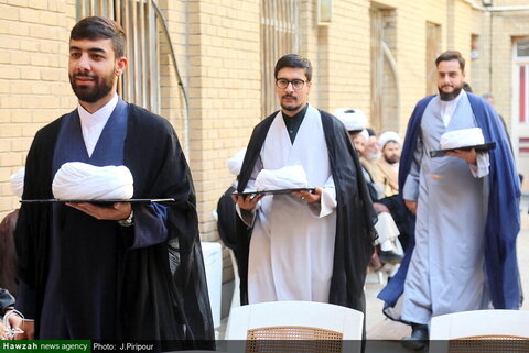 حفل تتويج طلاب "المجمع التعليمي والبحثي للتبلیغ" في قم بالعمائم