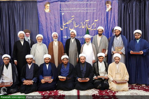حفل تتويج طلاب "المجمع التعليمي والبحثي للتبلیغ" في قم بالعمائم