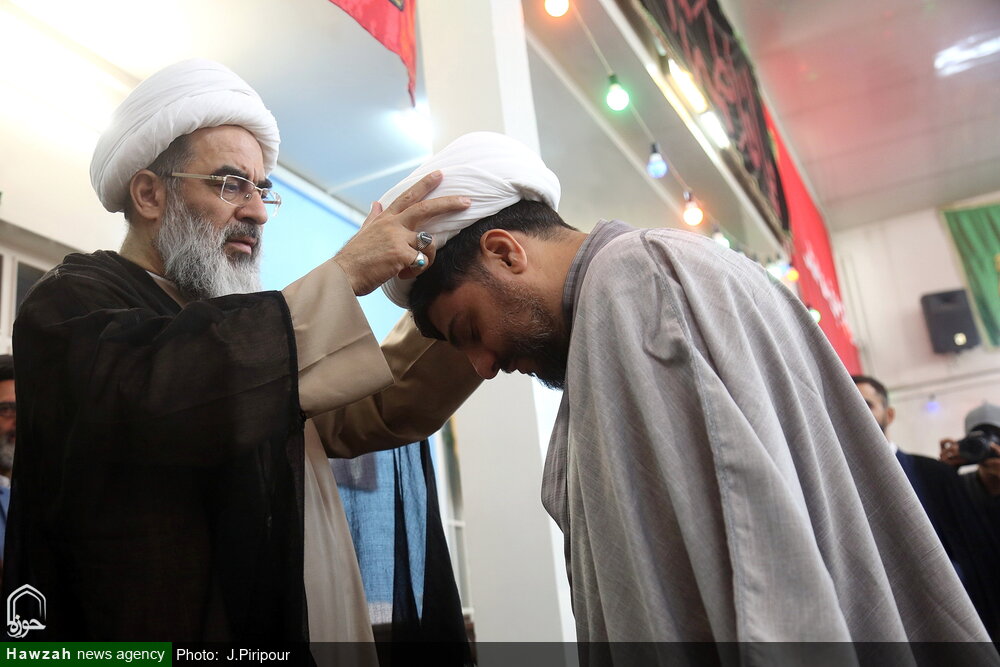 تصاویر / مراسم عمامه گذاری طلاب توسط آیت الله فاضل لنکرانی در روز میلاد پیامبر (ص)
