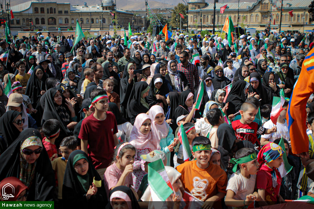 تصاویر/ شادپیمایی مردم همدان از میدان امام خمینی همدان به سمت میدان امامزاده عبدالله