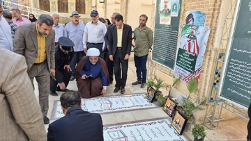 تصاویر/ عطرافشانی وغبارروبی حرم علی بن باقر و شهدای مجاور