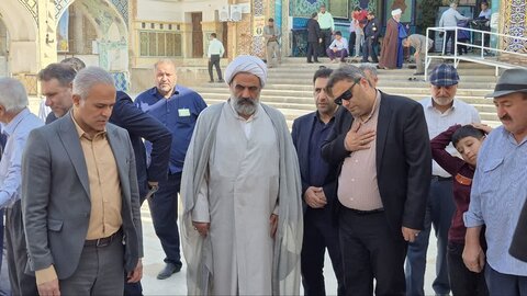 تصاویر/ عطرافشانی وغباروبی حرم علی بن باقر وشهدای مجاور